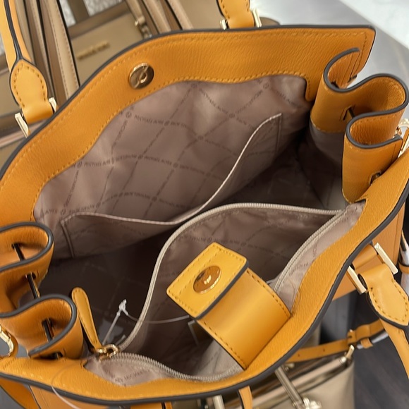 MICHAEL KORS HAMILTON MEDIUM SATCHEL
COLOR: Cider
NWT - Picture 11 of 16